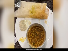 महिला ने सांभर की जगह छोले के साथ खाया डोसा, यूजर्स ने कह दी ऐसी बात, जानकर आ जाएगा गुस्सा महिला ने सांभर की जगह छोले के साथ खाया डोसा, यूजर्स ने कह दी ऐसी बात, जानकर आ जाएगा गुस्सा