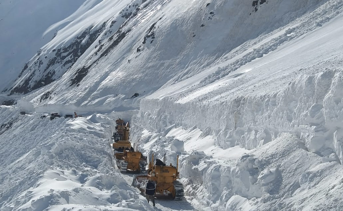 लद्दाख और गुरेज घाटी के लिए सड़क संपर्क बहाल, जोजीला दर्रा 68 दिनों बाद खोला गया
