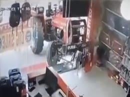 VIDEO: फिल्मी अंदाज में बिना ड्राइवर शो रूम में घुसा ट्रैक्टर, देखने वालों का लगा तांता VIDEO: फिल्मी अंदाज में बिना ड्राइवर शो रूम में घुसा ट्रैक्टर, देखने वालों का लगा तांता