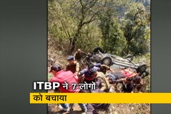 ITBP के जवानों ने मसूरी में दुर्घटनाग्रस्त कार से 7 लोगों को बचाया  ITBP के जवानों ने मसूरी में दुर्घटनाग्रस्त कार से 7 लोगों को बचाया