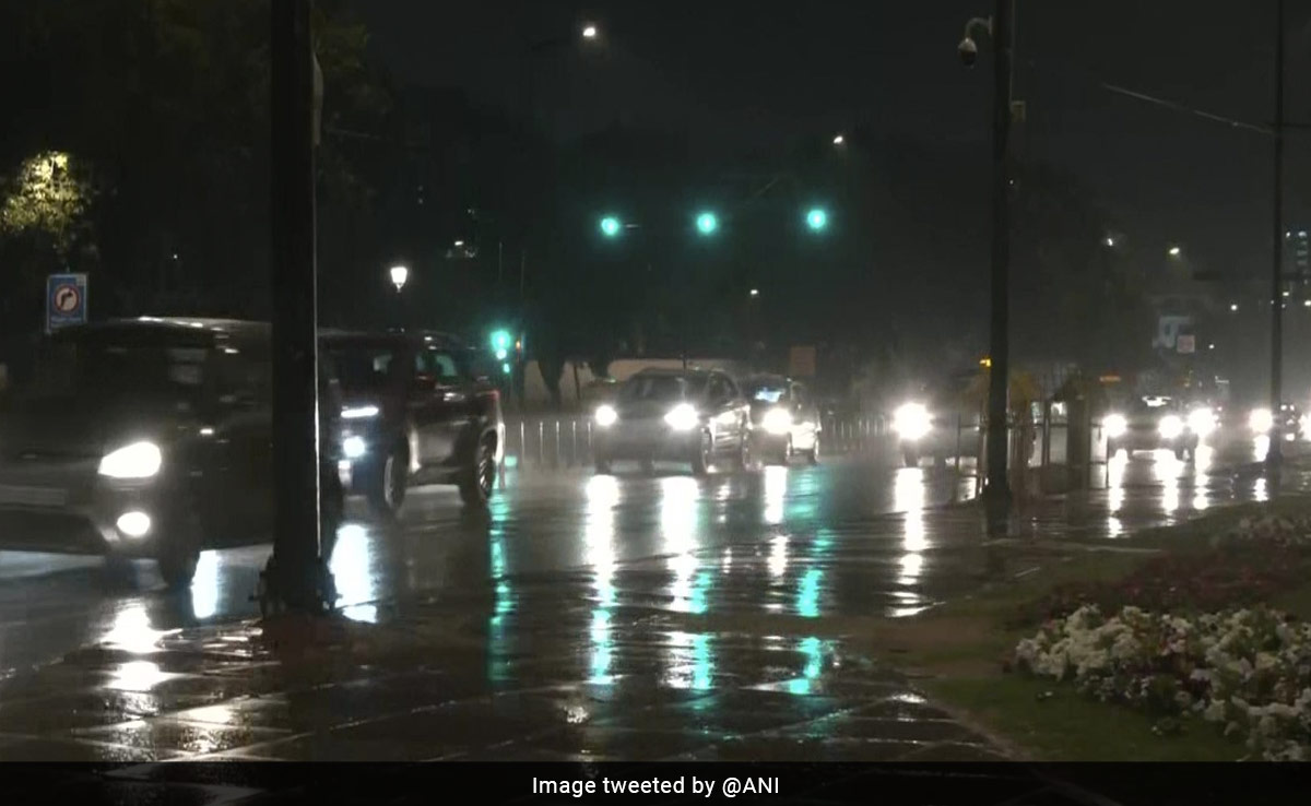 Heavy Rain In Parts Of Delhi, Air Quality 'Moderate'