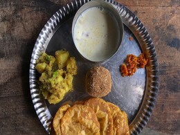 Sheetala Ashtami 2023: 14 या 15 मार्च को कब है शीतला अष्टमी? यहां जानें शुभ मुहूर्त और माता का भोग Sheetala Ashtami 2023: 14 या 15 मार्च को कब है शीतला अष्टमी? यहां जानें शुभ मुहूर्त और माता का भोग