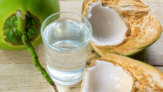Coconut Water Benefits: नारियल पानी पीने से पुरुषों को मिलते हैं ये 8 सीक्रेट फायदे, इन बीमारियों का भी कर देता है अंत