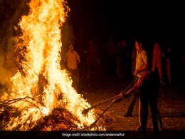 Holika Dahan 2023: आज शाम इस समय जलाएं होलिका, जानिए पूजा का शुभ मुहूर्त और विधि  Holika Dahan 2023: आज शाम इस समय जलाएं होलिका, जानिए पूजा का शुभ मुहूर्त और विधि