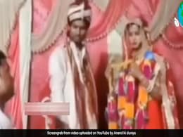 वरमाला के समय पहुंच गया दुल्हन का आशिक, किया कुछ ऐसा दूल्हे रह गया हैरान, लोग बोले- इसे कहते हैं यादगार शादी! वरमाला के समय पहुंच गया दुल्हन का आशिक, किया कुछ ऐसा दूल्हे रह गया हैरान, लोग बोले- इसे कहते हैं यादगार शादी!