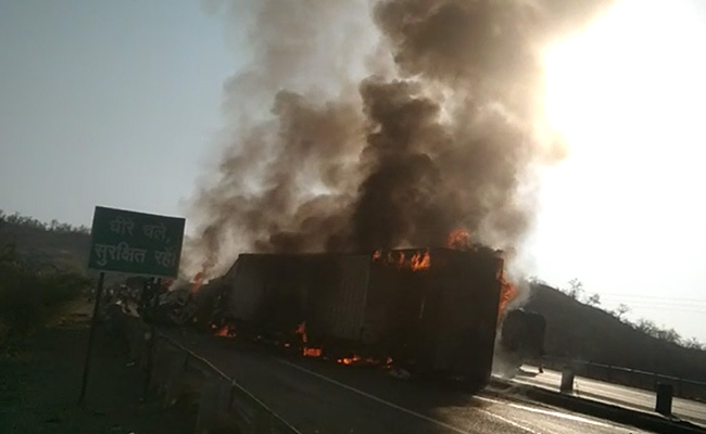 VIDEO: मुंबई-आगरा NH पर बड़ा हादसा, 3 कंटेनर टकराकर बने आग का गोला, 2 लोगों की जलने से मौत