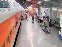 ट्रेन पकड़ने के चक्कर में प्लेटफार्म पर बेटी के साथ गिरी महिला,  RPF के जवान ने ऐसे बचाई जान ट्रेन पकड़ने के चक्कर में प्लेटफार्म पर बेटी के साथ गिरी महिला,  RPF के जवान ने ऐसे बचाई जान