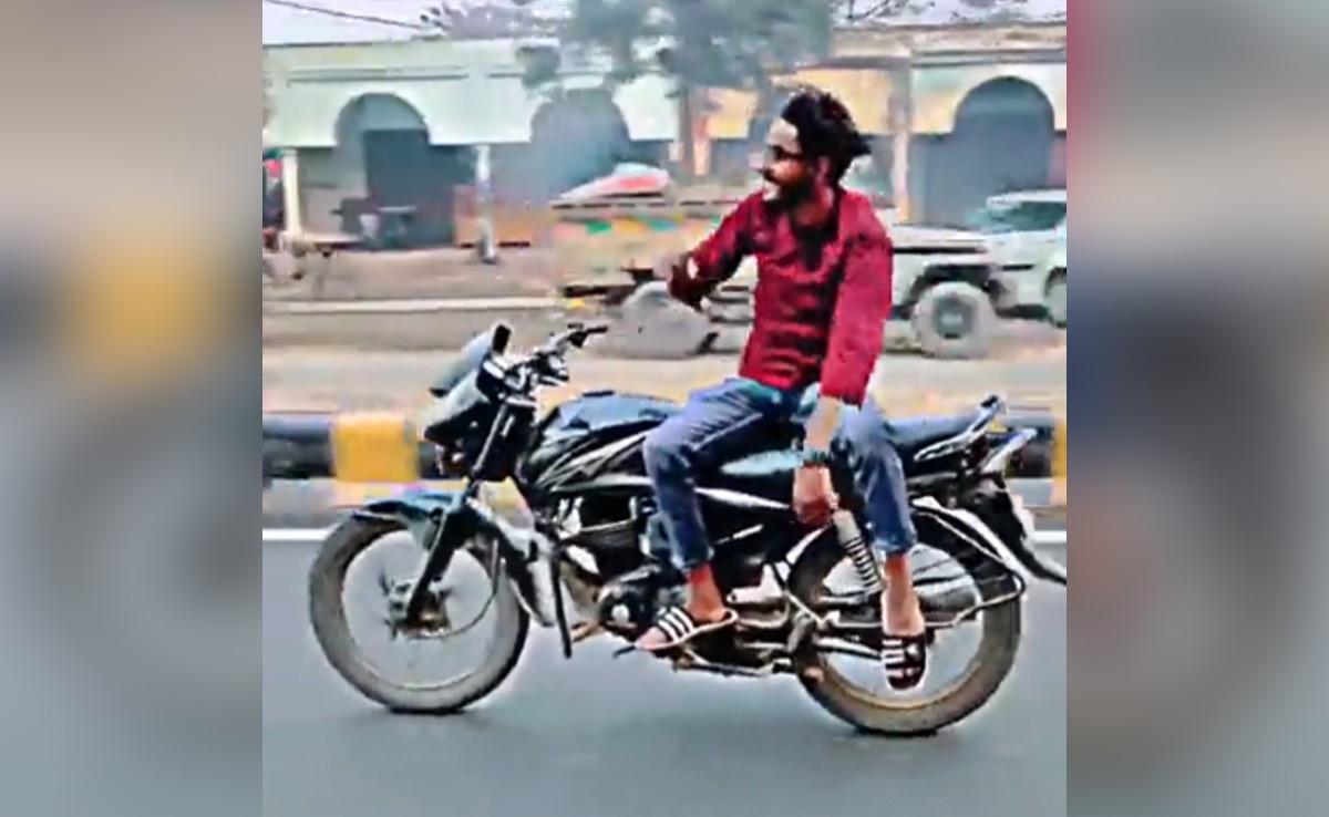 'Dhoom' स्टाइल में बाइक पर जानलेवा स्टंट कर रहे इस शख्स को पुलिस ने सिखाया सबक, ये वीडियो देख आप भी हो जाएंगे गुस्से से लाल