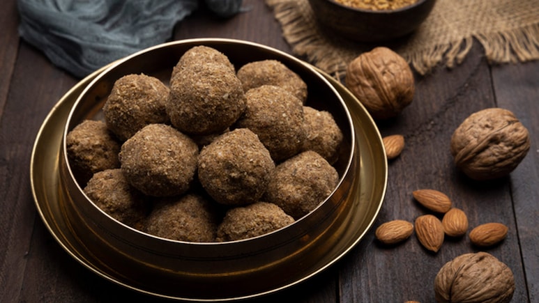 Winter Special Ladoo: रोज 1 लड्डू खाएं सर्दी भगाएं और इम्यूनिटी बढ़ाएं, फटाफट नोट करें आसान रेसिपी Winter Special Ladoo: रोज 1 लड्डू खाएं सर्दी भगाएं और इम्यूनिटी बढ़ाएं, फटाफट नोट करें आसान रेसिपी