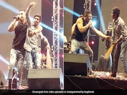Watch: Yo Yo Honey Singh Dances With Cleaning Staff On Stage During His Jaipur Concert Watch: Yo Yo Honey Singh Dances With Cleaning Staff On Stage During His Jaipur Concert