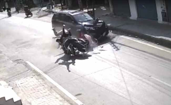 CCTV में कैद: होली के दिन तेज रफ्तार कार ने मारी टक्कर, हवा में उछली स्कूटी सवार युवतियां