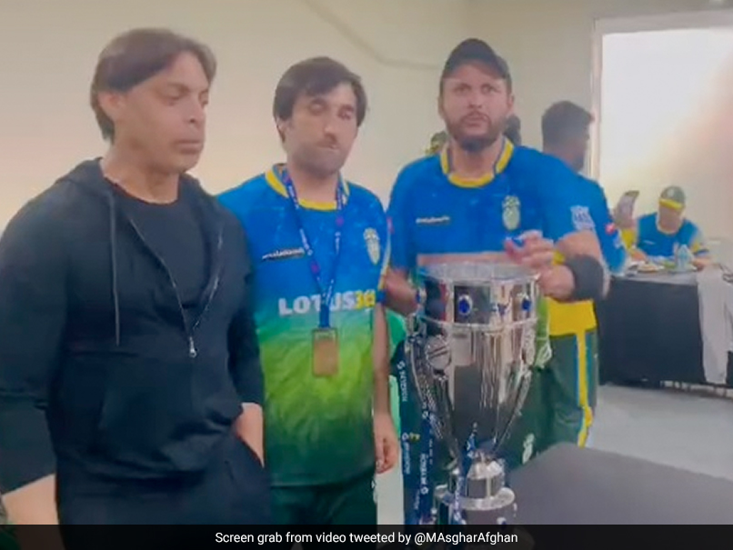 'ये ट्रॉफी मैं अफगानिस्तान के लोगों को दे रहा..', लीजेंड्स लीग का खिताब जीतने के बाद शाहिद अफरीदी ने उठाया यह कदम, Video 'ये ट्रॉफी मैं अफगानिस्तान के लोगों को दे रहा..', लीजेंड्स लीग का खिताब जीतने के बाद शाहिद अफरीदी ने उठाया यह कदम, Video