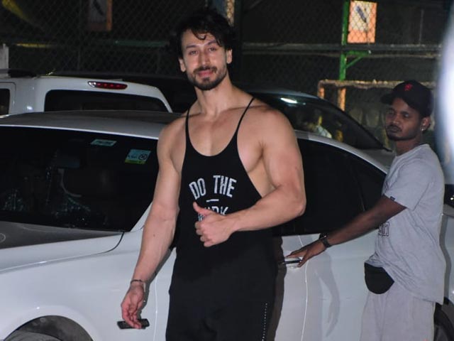 टाइगर श्रॉफ का ब्लैक आउटफिट में कूल अंदाज