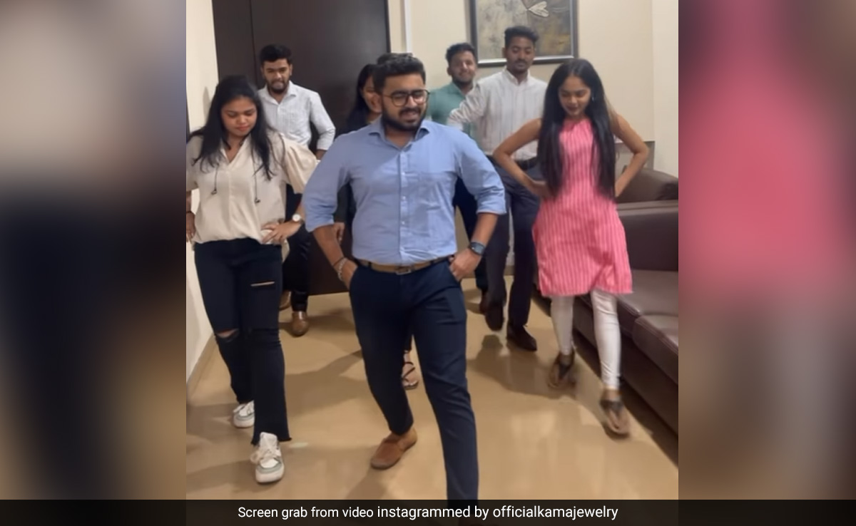 Watch: This Manager Is Beating Monday Blues With A <i>'Naatu Naatu'</i> Twist