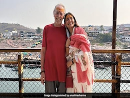 नीम करोली बाबा के इस भक्त से मिलकर खुश हो गईं अनुष्का शर्मा, सोशल मीडिया पर शेयर कीं फोटोज नीम करोली बाबा के इस भक्त से मिलकर खुश हो गईं अनुष्का शर्मा, सोशल मीडिया पर शेयर कीं फोटोज