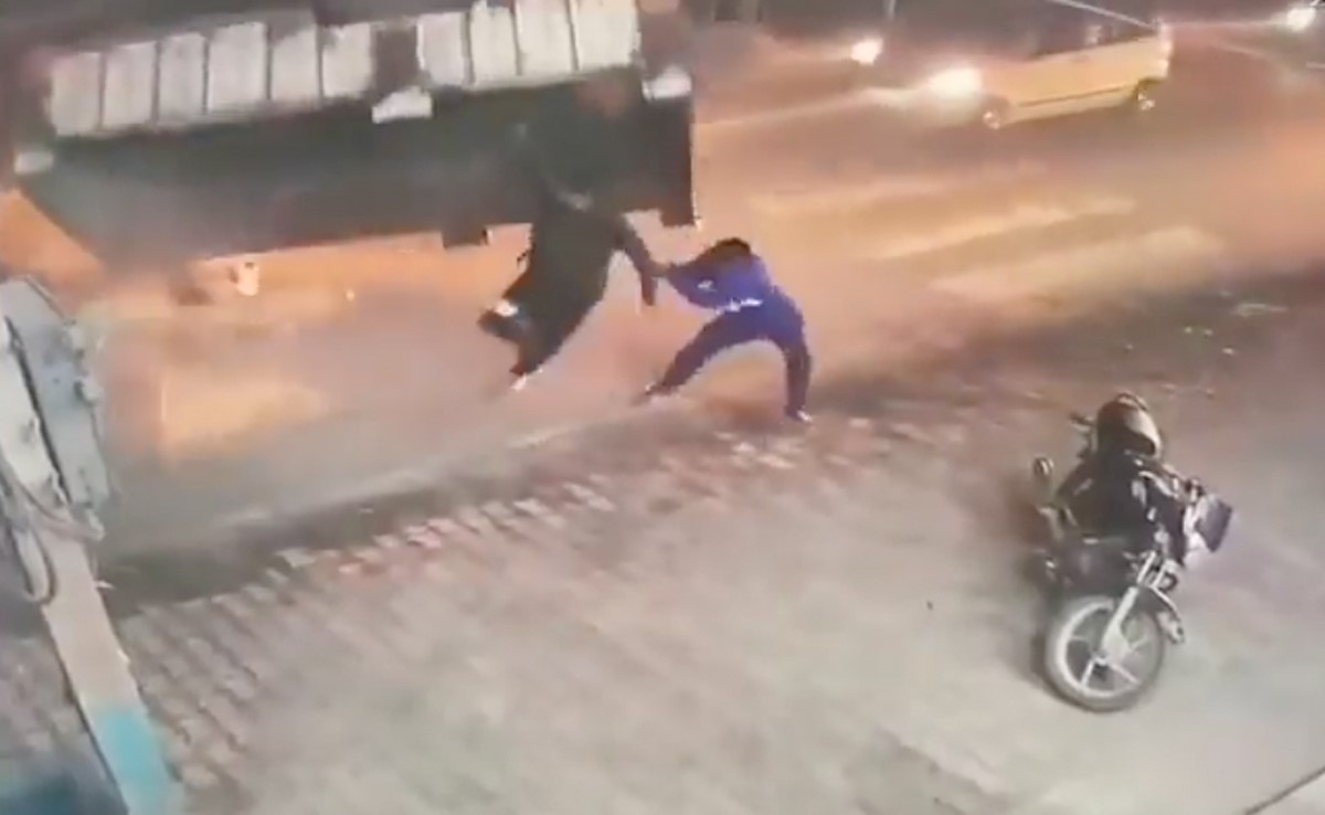 ट्रक का ऐसा तांडव कि दिल दहल जाएगा, सड़क पर जा रहे शख्स के सिर पर गिर गया, फिर...