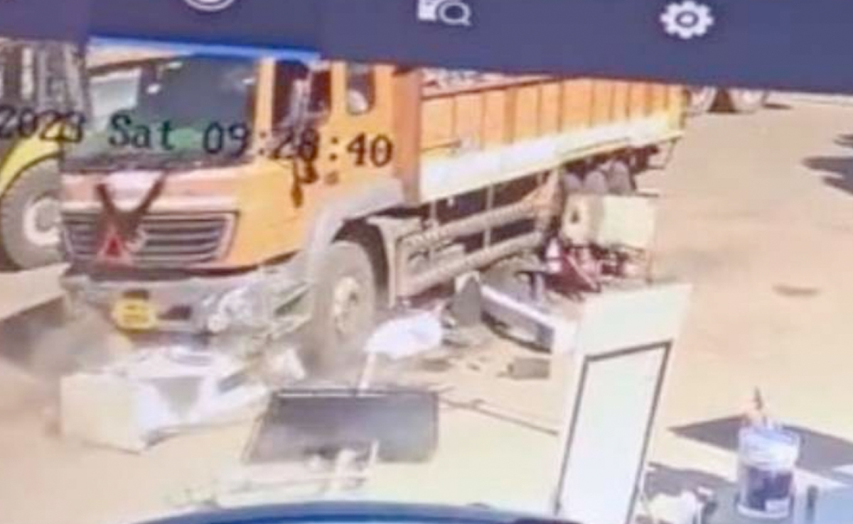 Pune Satara Highway Video: ड्राइवर को आया चक्कर पेट्रोल पंप पर घुसता चला गया ट्रक, CCTV में रिकॉर्ड हुआ भयंकर नजारा