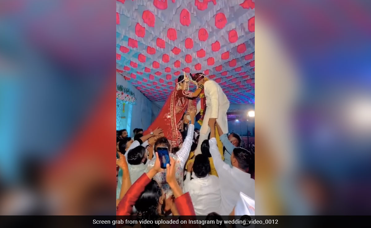 दुल्हन ने हवा में यूं उछलकर दूल्हे को डाली वरमाला, लोग बोले- बहन हमारी जीत गई- देखें मजेदार वीडियो