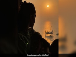 विग्नेश शिवन ने पत्नी नयनतारा के साथ शेयर की फोटो, पहली बार दिखा जुड़वा बेटों का चेहरा विग्नेश शिवन ने पत्नी नयनतारा के साथ शेयर की फोटो, पहली बार दिखा जुड़वा बेटों का चेहरा