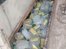 दरोगा का भाई निकला शराब कारोबारी, पिकअप से भारी मात्रा में देसी और नेपाली शराब बरामद दरोगा का भाई निकला शराब कारोबारी, पिकअप से भारी मात्रा में देसी और नेपाली शराब बरामद