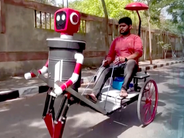 सूरत में बीटेक के छात्रों का बेहतरीन प्रदर्शन, बनाया Humanoid roboot