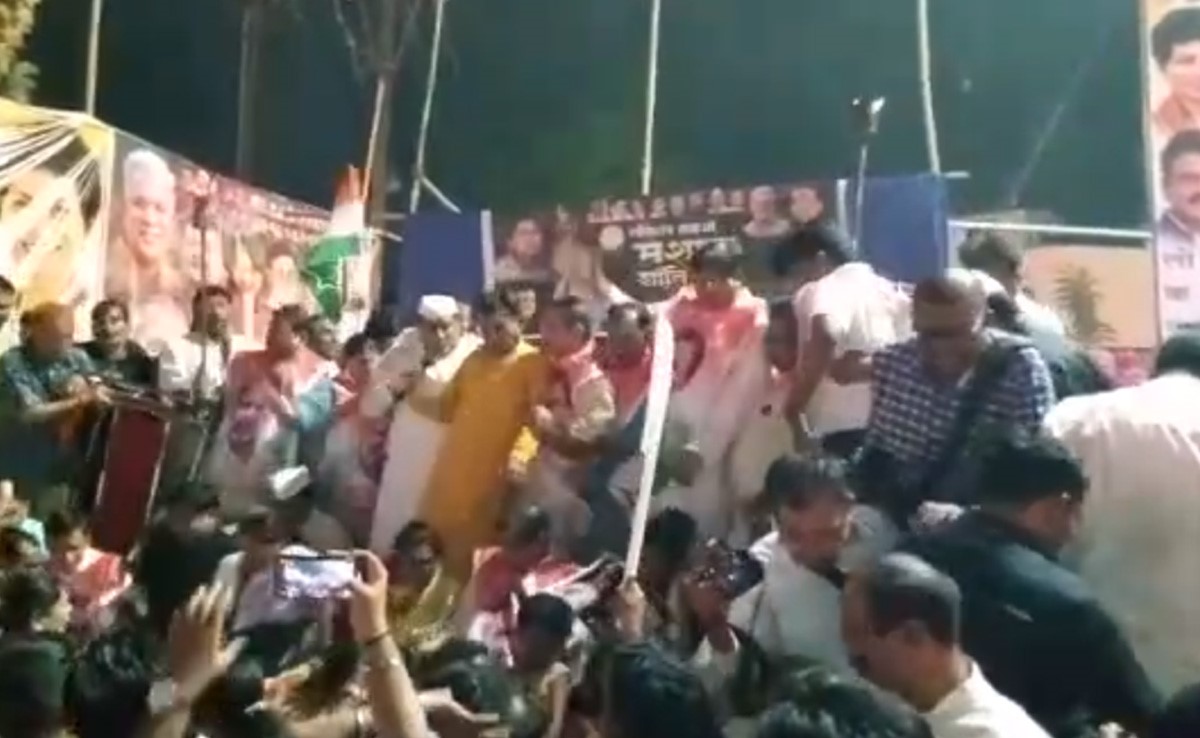 VIDEO: छत्तीसगढ़ के बिलासपुर में कांग्रेस के 'लोकतंत्र बचाओ कार्यक्रम' के दौरान मंच गिरा