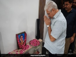 Families Of Delhi Bus Conductor, Volunteer Who Died Of Covid Get Rs 1 Crore Cheques Families Of Delhi Bus Conductor, Volunteer Who Died Of Covid Get Rs 1 Crore Cheques