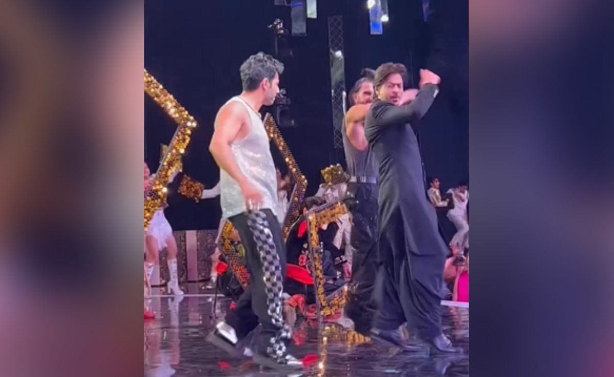 Viral: <i>Jhoome Jo</i> Shah Rukh Khan At Ambani Event, With A Little Help From Ranveer Singh And Varun Dhawan