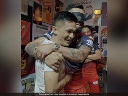 Watch: "<i>Ye Kaun Hai Bachcha...</i>" - Virat Kohli's Hilarious Blindfold Challenge Ft. Sunil Chhetri Watch: "<i>Ye Kaun Hai Bachcha...</i>" - Virat Kohli's Hilarious Blindfold Challenge Ft. Sunil Chhetri