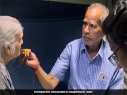 बीमार पत्नी को ट्रेन में अपने हाथों से खाना खिला रहे थे बुजुर्ग, Video देख इमोशनल हुए लोग, बोले- अब ऐसा प्यार कहां... बीमार पत्नी को ट्रेन में अपने हाथों से खाना खिला रहे थे बुजुर्ग, Video देख इमोशनल हुए लोग, बोले- अब ऐसा प्यार कहां...