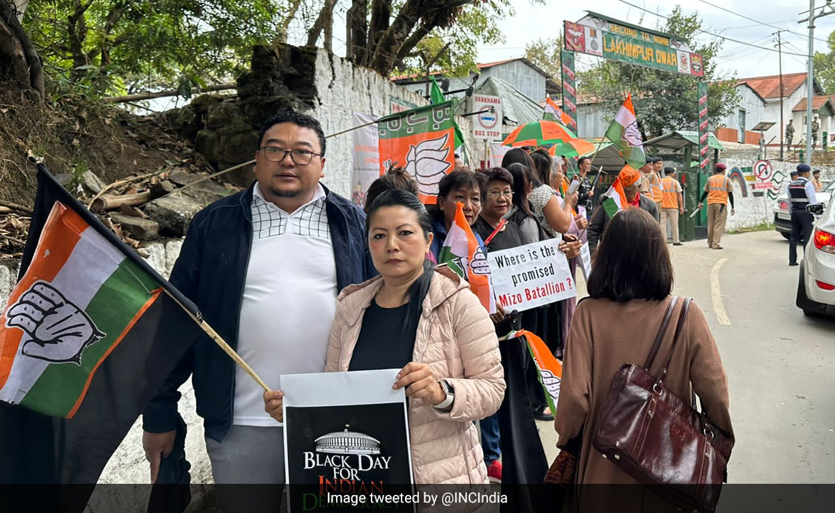 Amit Shah Shown Black Flag By Congress Workers In Mizoram