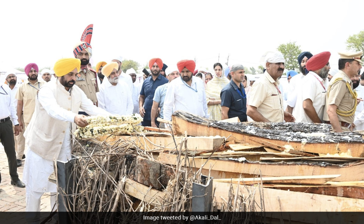 पंचतत्व में विलीन हुए प्रकाश सिंह बादल, पैतृक गांव में राजकीय सम्मान के साथ हुआ अंतिम संस्कार