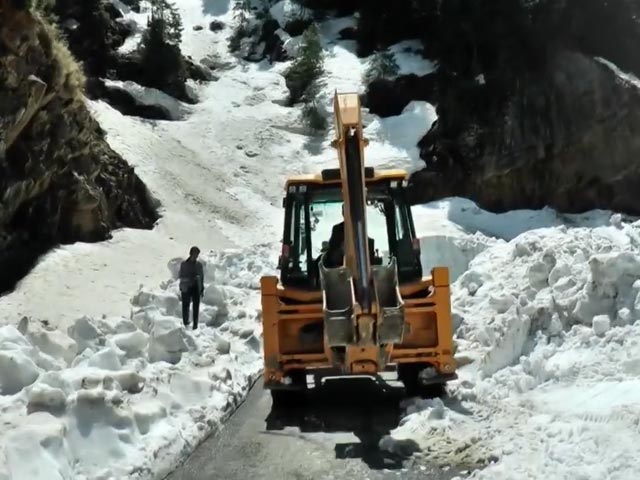 Key Jammu And Kashmir Highway Being Cleared Of Snow To Boost Tourism