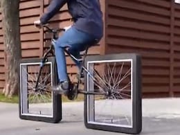 VIDEO: साइकिल के पहिए देख चकराया यूजर्स का दिमाग, गोल की जगह दिखे चौकौर चक्के VIDEO: साइकिल के पहिए देख चकराया यूजर्स का दिमाग, गोल की जगह दिखे चौकौर चक्के