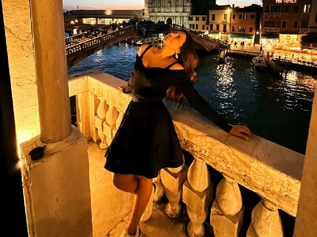 ब्लैक आउटफिट में शमा सिकंदर ने शेयर की तस्वीरें, फैन्स कर रहे तारीफ