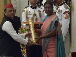 VIDEO: अखिलेश यादव ने ग्रहण किया दिवंगत पिता मुलायम सिंह यादव का पद्म पुरस्कार VIDEO: अखिलेश यादव ने ग्रहण किया दिवंगत पिता मुलायम सिंह यादव का पद्म पुरस्कार