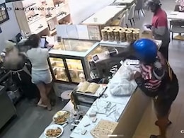 Viral Video: असाइनमेंट कैंसिल होने पर भड़का डिलीवरी राइडर, रेस्टोरेंट की महिला कर्मचारी पर किया हमला, वीडियो वायरल  Viral Video: असाइनमेंट कैंसिल होने पर भड़का डिलीवरी राइडर, रेस्टोरेंट की महिला कर्मचारी पर किया हमला, वीडियो वायरल