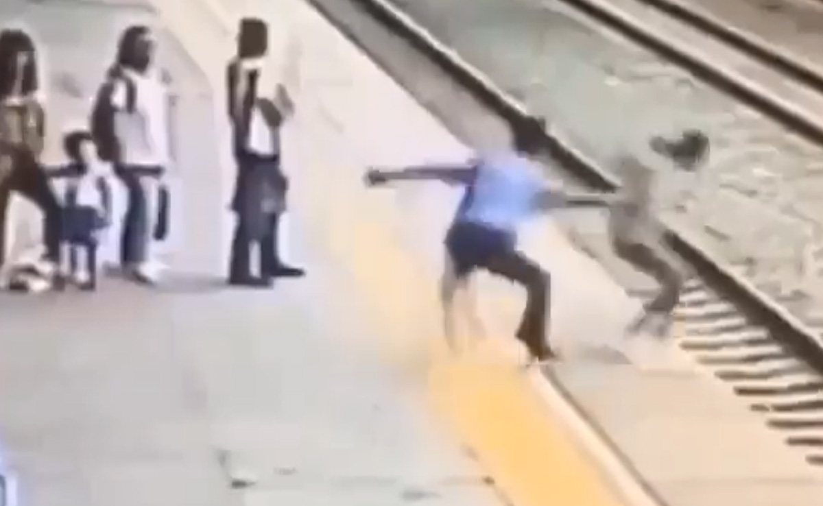 पटरी पर जान देने जा रही महिला को बचाने गया शख्स, फिर हुआ ऐसा, जिसे देख दिल दहल जाएगा