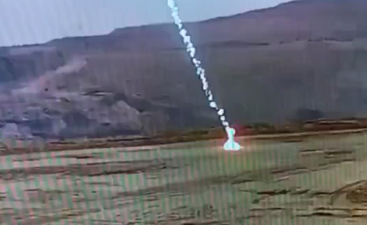 चलते हुए शख्स पर अचानक से गिरी आकाशीय बिजली... कैमरे में कैद हुआ हादसा