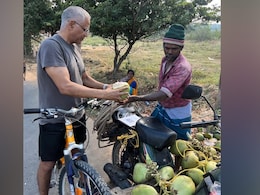 Twitter Salutes This Coconut Seller With QR Code For His "Organic" Approach