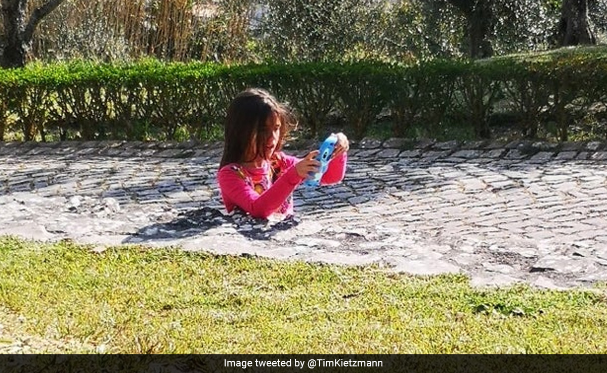 बच्ची का आधा शरीर कहां है? केवल तेज़ दिमाग वाले ही बता सकते हैं इस तस्वीर की सच्चाई