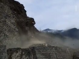 VIDEO: भूस्खलन के बाद जम्मू-श्रीनगर राष्ट्रीय राजमार्ग बंद, वाहनों की आवाजाही बाधित