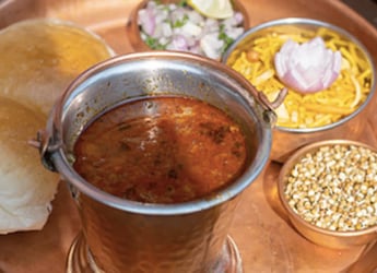 Misal Vs Usal Pav: What's The Real Difference Between These Two Maharashtrian Dishes? Misal Vs Usal Pav: What's The Real Difference Between These Two Maharashtrian Dishes?