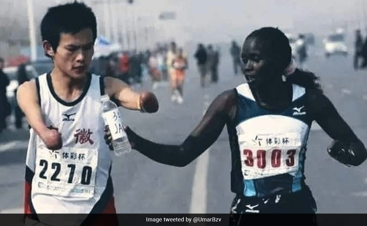 दिव्यांग धावक को पानी पिलाने के कारण रेस हार गई एथलीट, मगर दुनिया का दिल जीत लिया