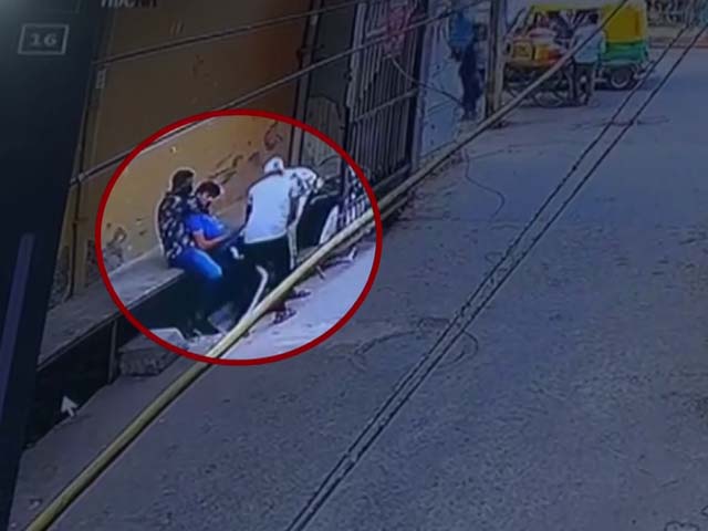 दिल्ली में दिनदहाड़े शख्स के साथ लूटपाट और मारपीट, कैमरे में कैद हुई घटना