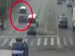 कैमरे में कैद हुई रहस्यमयी घटना, Video देख हैरत में पड़े लोग कैमरे में कैद हुई रहस्यमयी घटना, Video देख हैरत में पड़े लोग