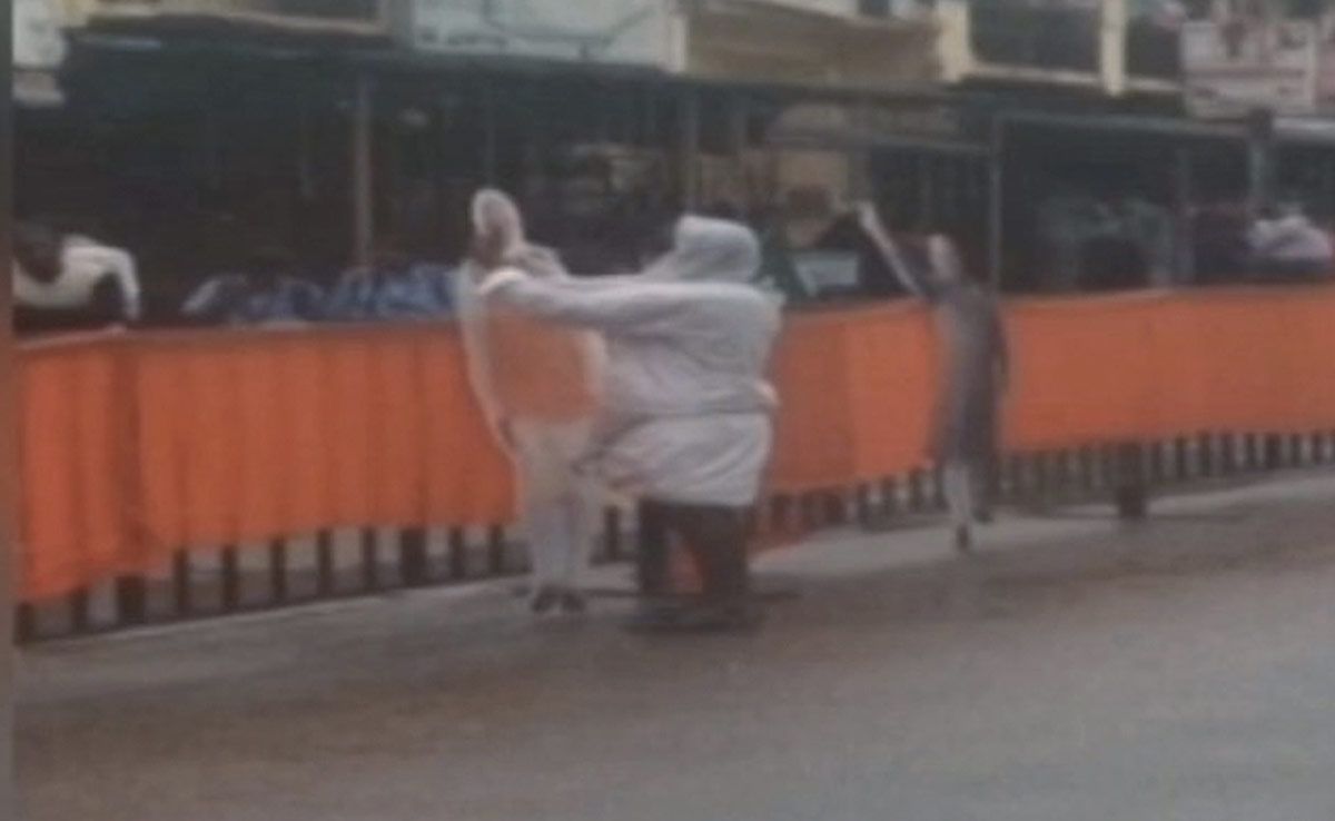 "PM मोदी पर भरोसा'': बारिश में भीगते प्रधानमंत्री के कटआउट को गमछे से पोंछता दिखा ग्रामीण