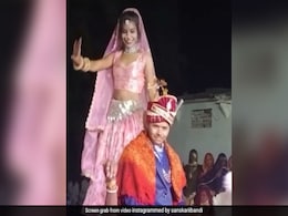 दूल्हे की घोड़ी पर चढ़कर डांस कर रही थी दुल्हन, तभी हुआ कुछ ऐसा लोगों की निकल गई चीख, बोले- भाई 7 जन्म तक याद रखेगा दूल्हे की घोड़ी पर चढ़कर डांस कर रही थी दुल्हन, तभी हुआ कुछ ऐसा लोगों की निकल गई चीख, बोले- भाई 7 जन्म तक याद रखेगा
