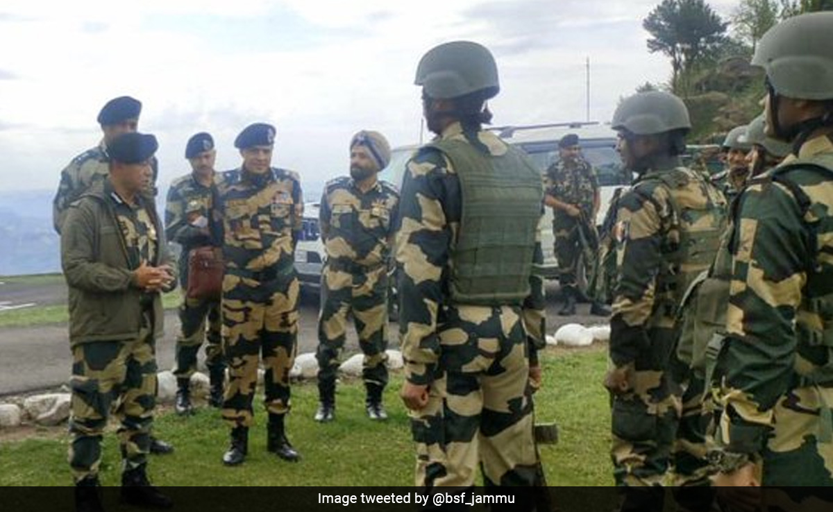 Border Security Force Top Officer Visits LoC In Poonch, Reviews Security