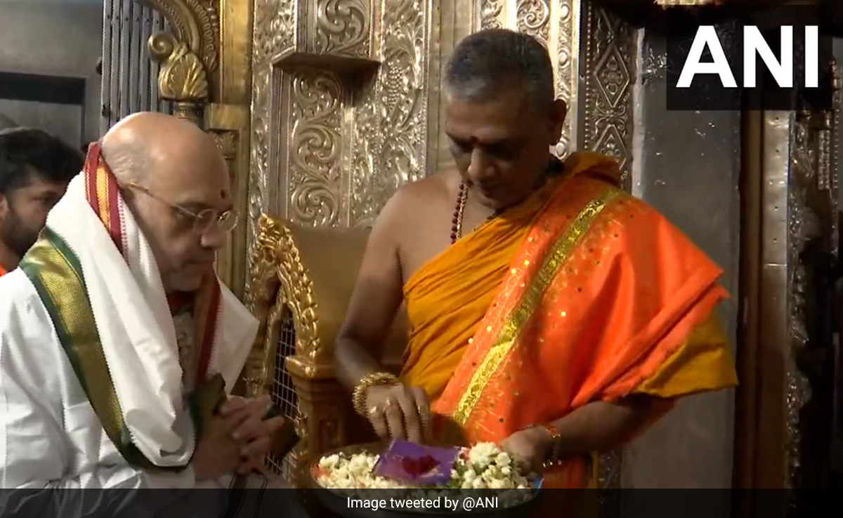Amit Shah Offers Prayers At Sri Chamundeshwari Devi Temple In Karnataka